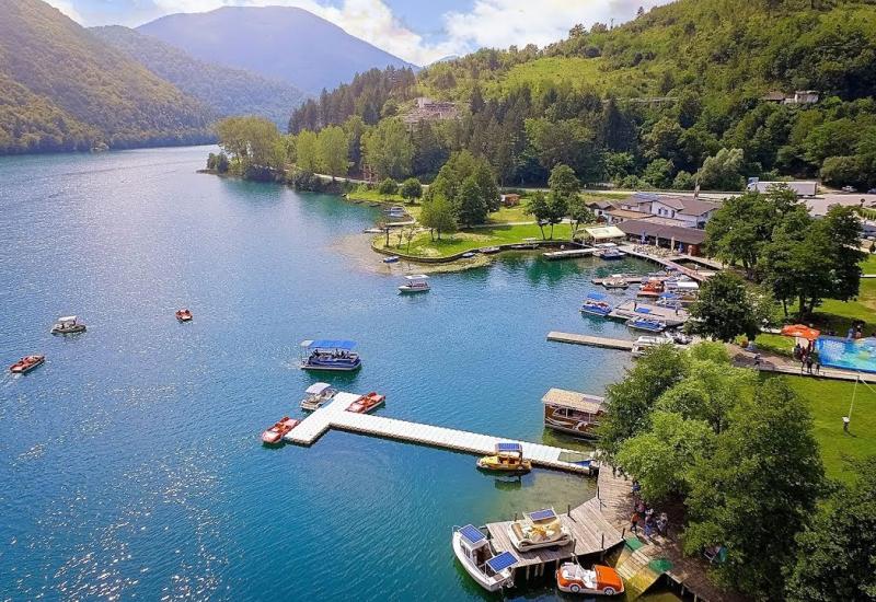 Jezero U Bih Koje Svake Godine Posjeti Vi E Od Tisu A Gostiju