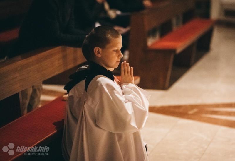 FOTO Mladi U Mostaru Klanjali Pred Presvetim Oltarskim Sakramentom