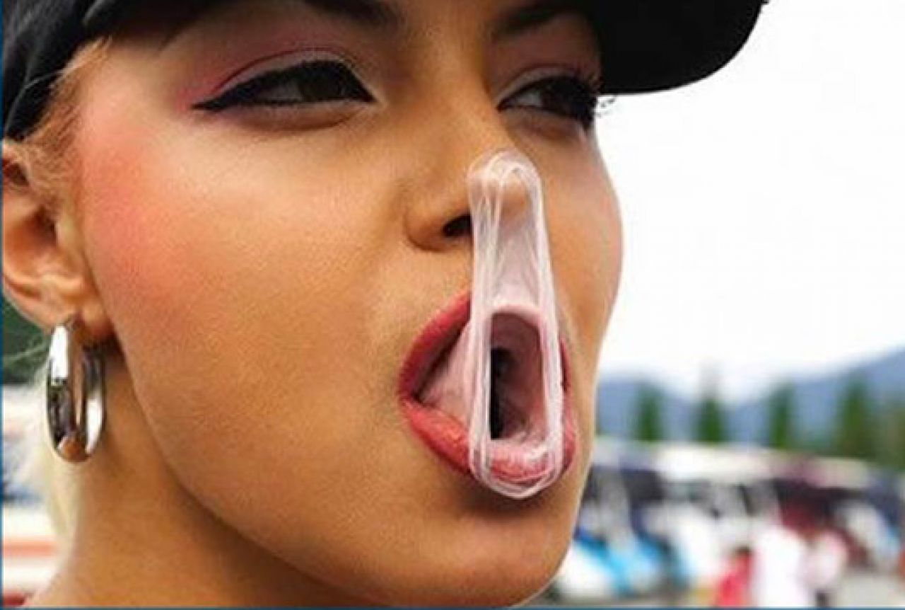 Пикантные фото голых большезадых негритянок со спермой на губах