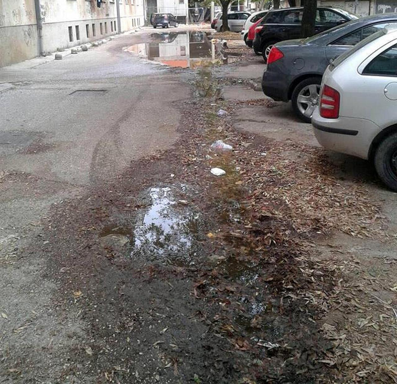  - Mostar: Dok kanalizacija pliva po ulici, mjesecima se čeka na popravku