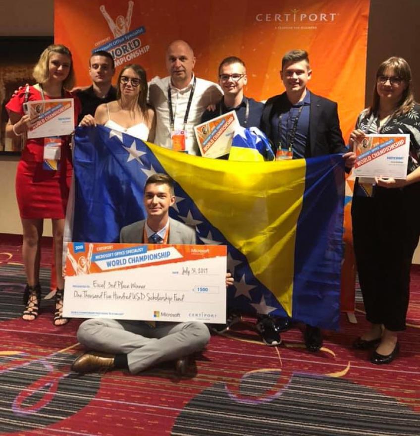 Tarik Džambić sa svojim timom - arik Džambić osvojio broncu na Microsoft Office Specialist natjecanju