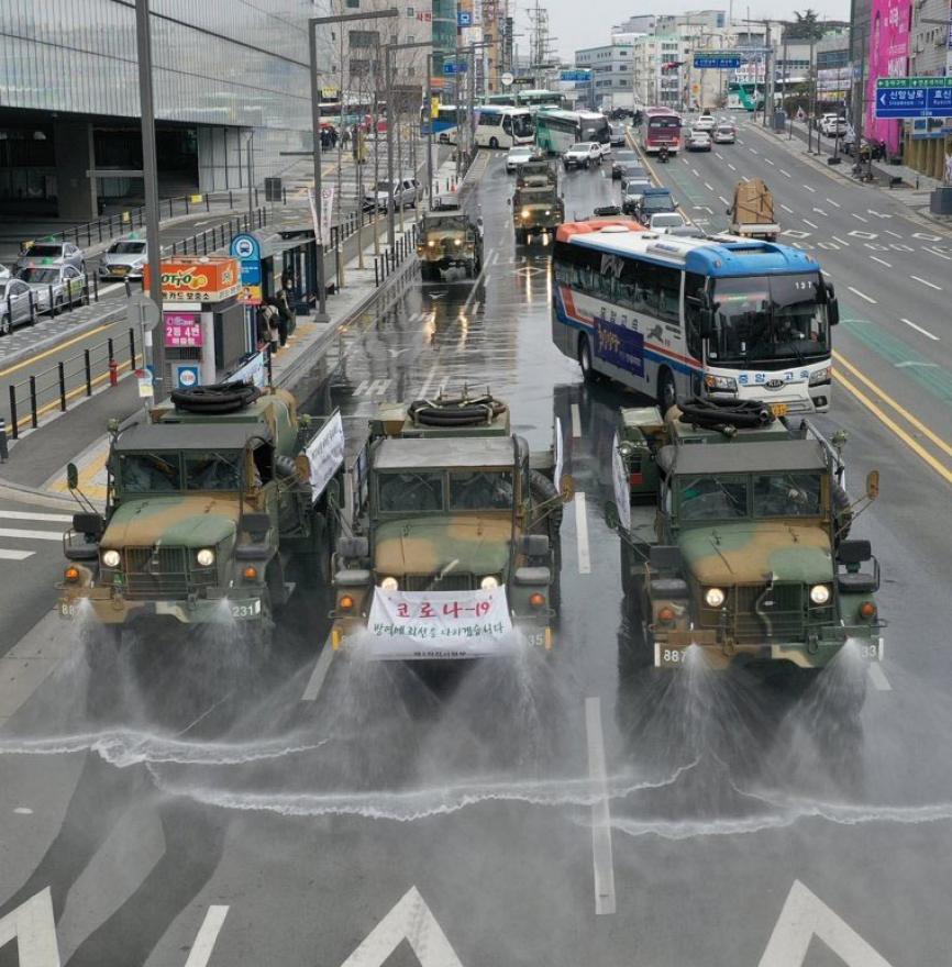 Vojska dezinficira ulice - Scene iz apokaliptičnih filmova: Vojska dezinficira ulice, tisuće čeka krevet u bolnicama