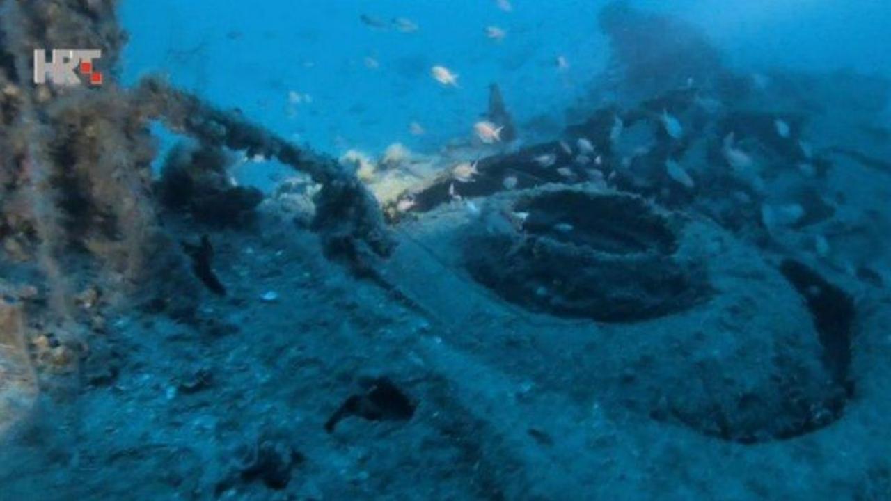 Ostaci potopljenog bombardera - Impatient Virgin II bombarder otok vis Ronilački centar Manta iz Komiže