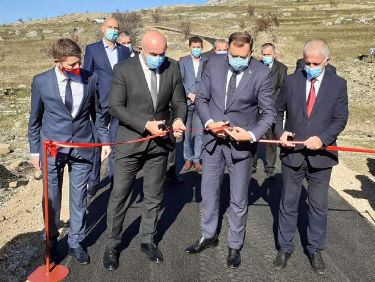 Otvaranje obnovljene ceste kraj Gacka - Dodik otvorio obnovljenu cestu kraj Gacka