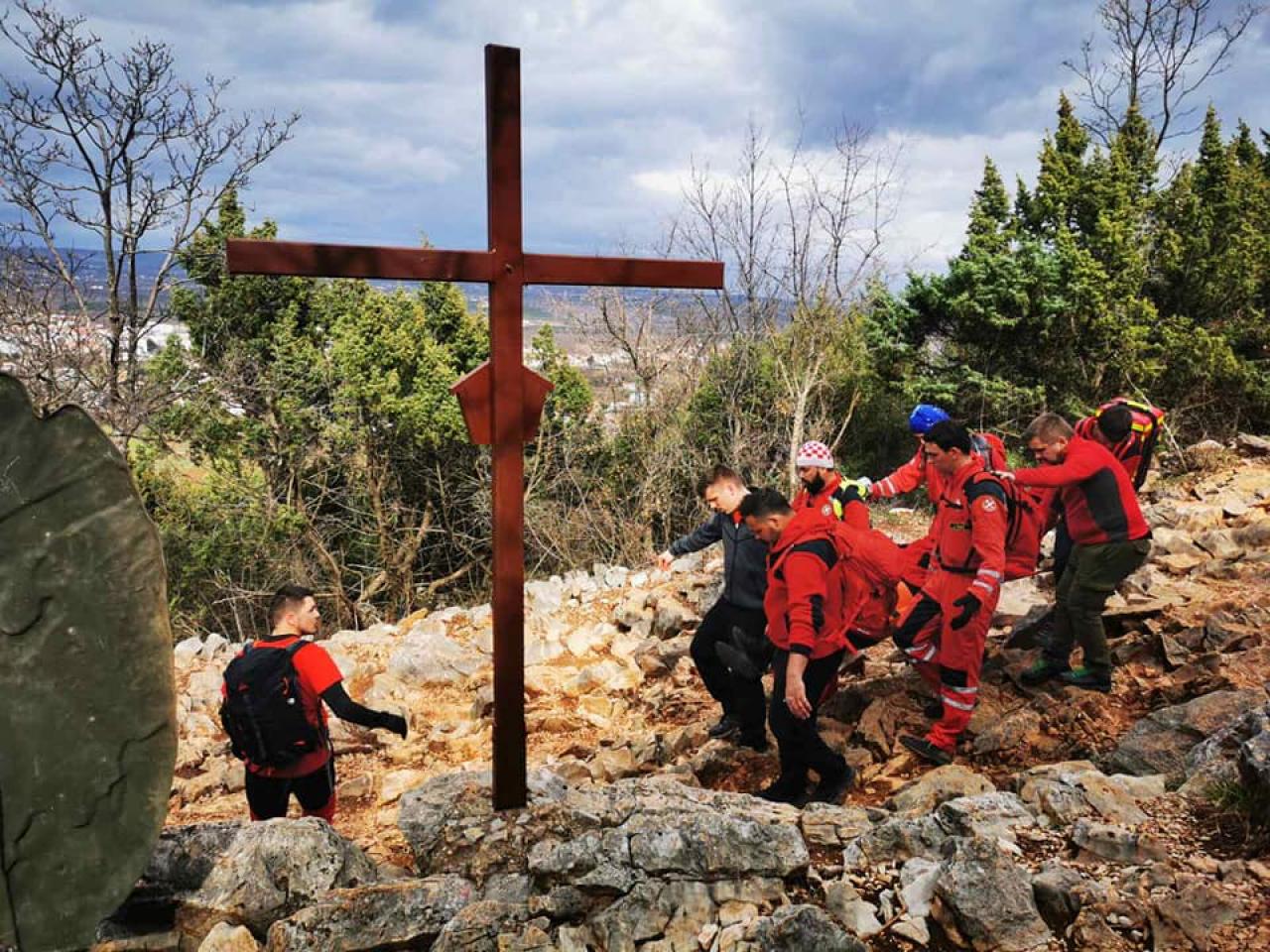 Spašen hodočasnik na brdu Križevac - Spašen hodočasnik na brdu Križevac kod Međugorja