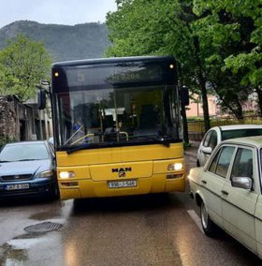 Mostar: Zbog papka Bus nije mogao proći, pozvana i policija - Mostar: Zbog 