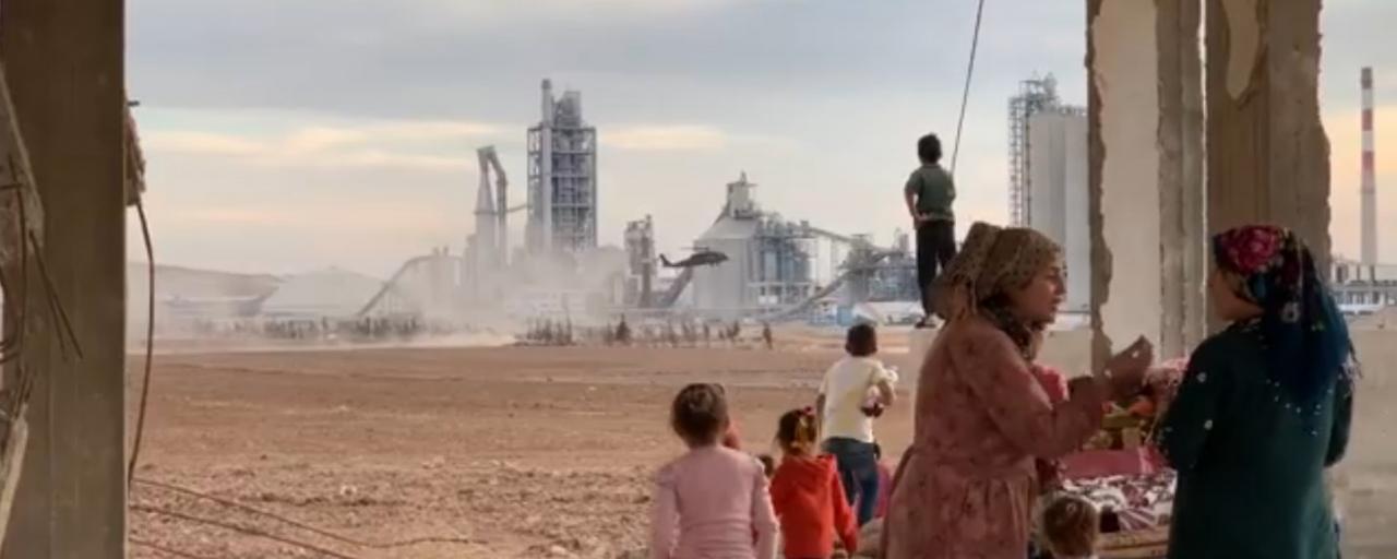 Američki helikopter u bazi Lafarge, Sirija - Proizvođač cementa optužen za zločine u građanskom ratu u Siriji