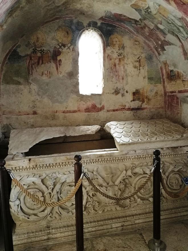 Oskrnavljeni sarkofag nepoznatog svećenika odakle su italijanski trgovci pokrali kosti 1087. godine misleći da pripadaju Sv. Nikoli - Djeda Mraz ipak nije rođen na Sjevernom polu ?!?