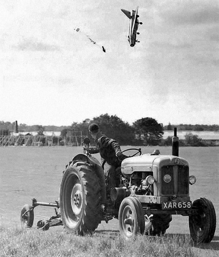 Probni pilot George Aird katapultirao se iz svog zrakoplova Lightning F1, 1962. godine - Fotografija koja je zauvijek obilježila povijest avijacije: George Aird i Lightning F1