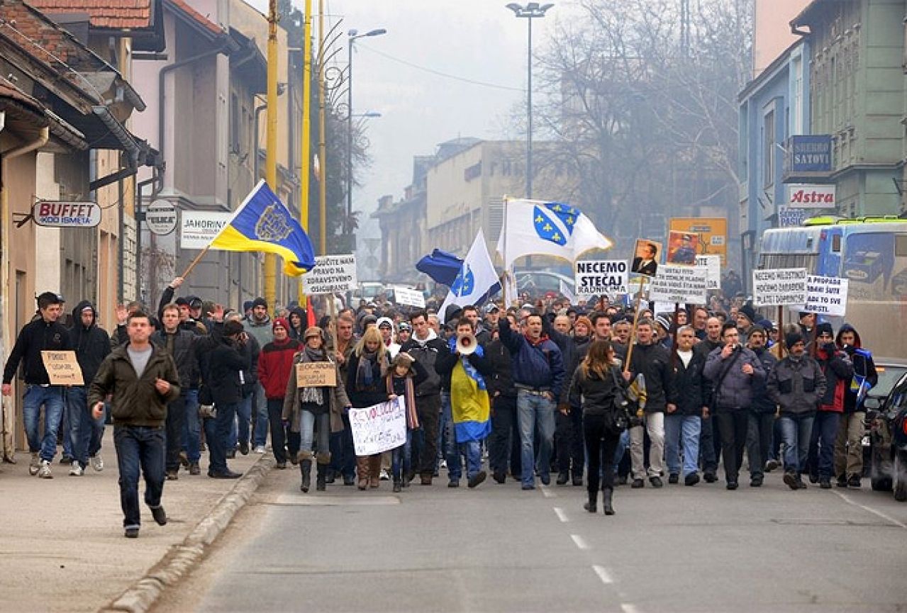 Radnici prosvjeduju: Blokiran promet u središtu Tuzle