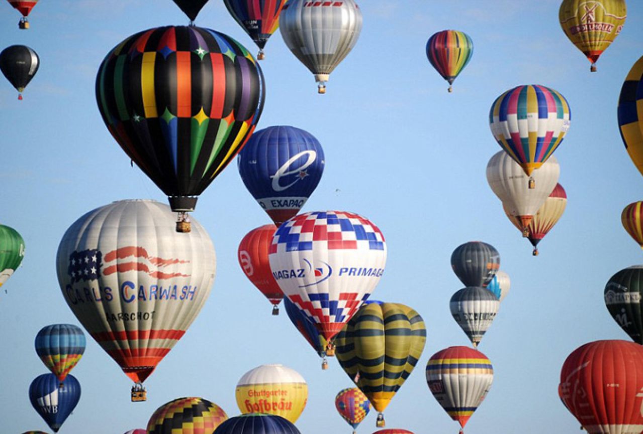 Balon s turistima pogreškom sletio u zatvor