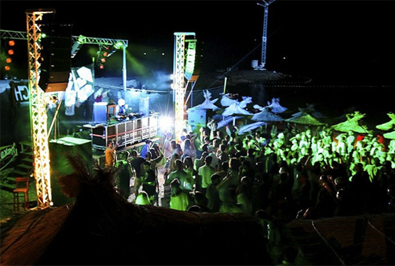 Otvara se Buba Beach bar, u Makarskoj počinje luda zabava
