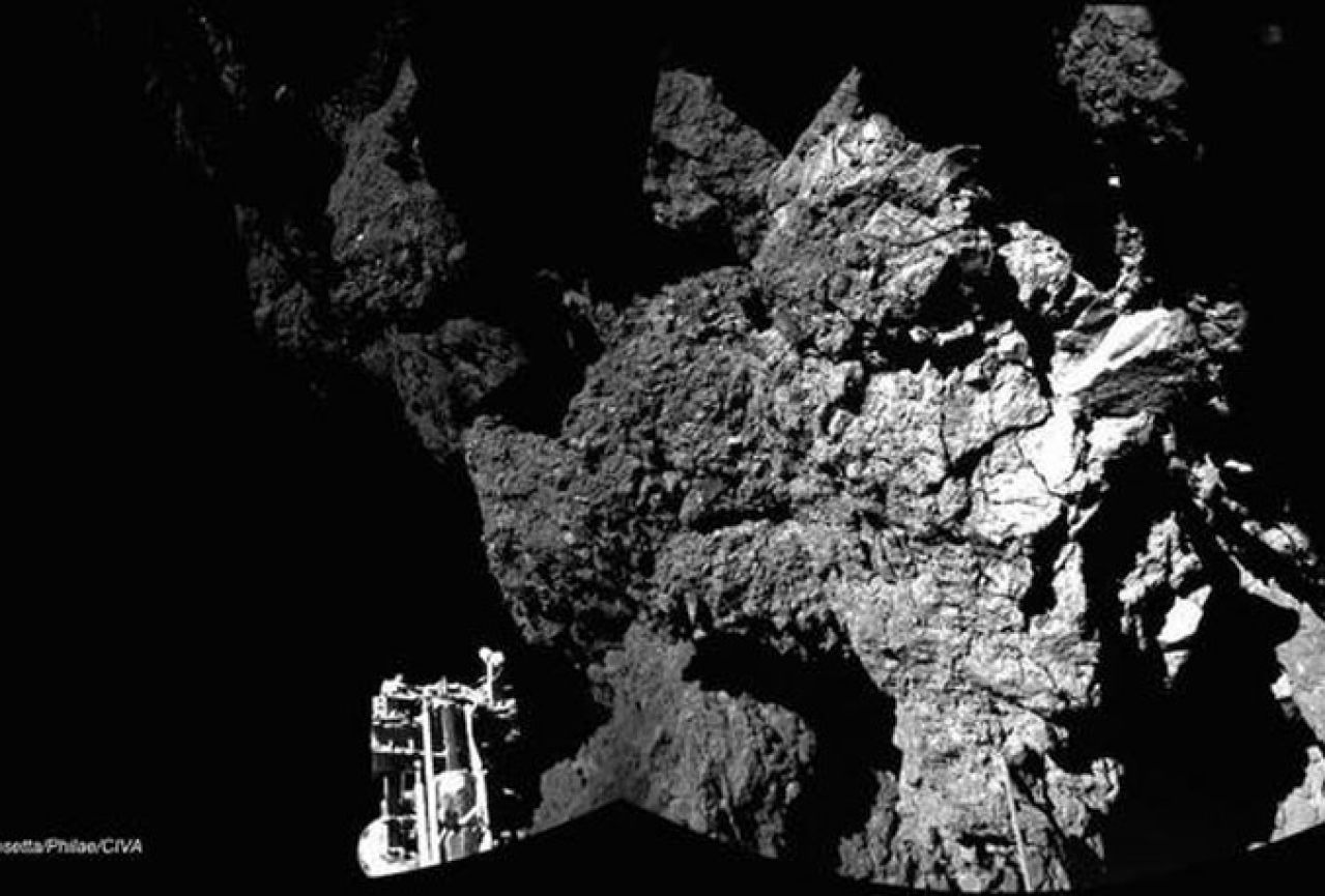 Objavljena prva fotografija s površine komete
