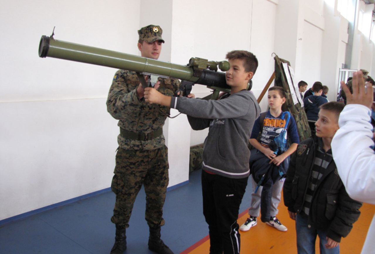 Osnovnoškolci iz Hercegovine razgledali opremu Oružanih snaga BiH