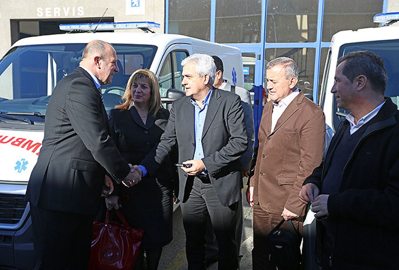 Grad Mostar kupio dva nova ambulantna vozila za JU "Dom zdravlja" i RMC "Dr. Safet Mujić"