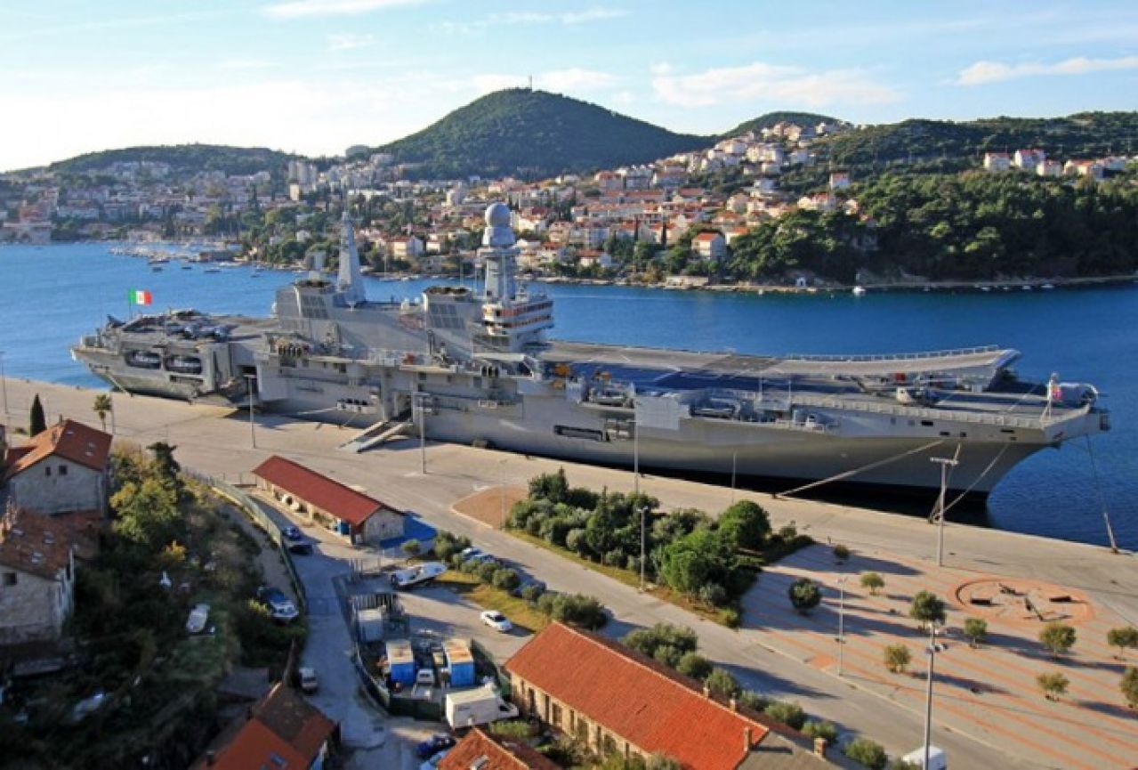 U Dubrovnik pristao nosač zrakoplova vrijedan milijardu i pol eura
