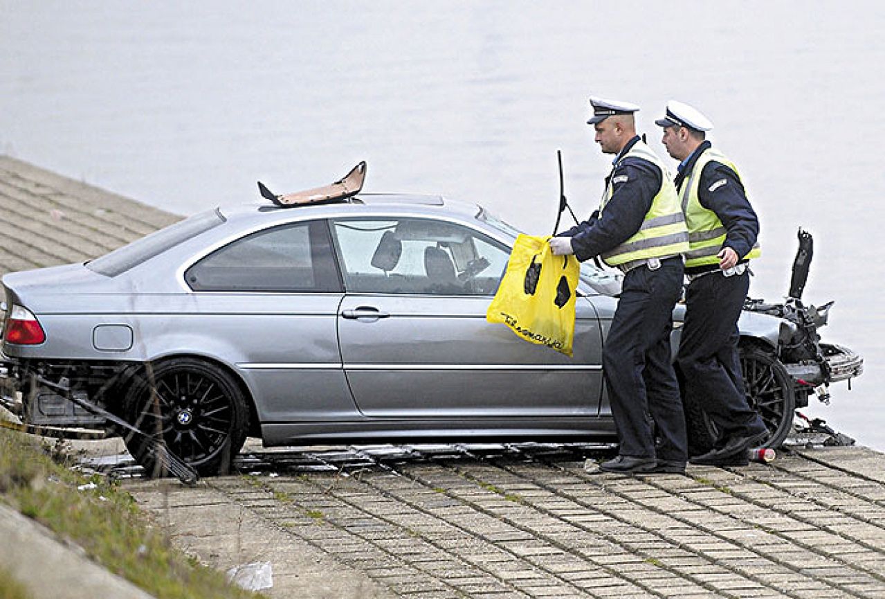 Mladić se ugušio u prtljažniku BMW-a nakon što je automobil sletio u rijeku