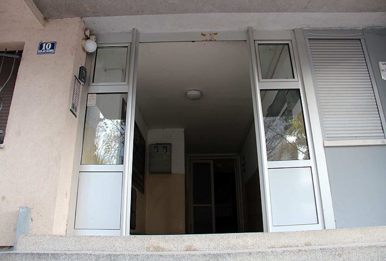 Mostar: Nestala ulazna vrata na zgradi