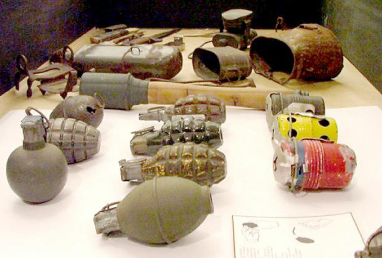 Žena čuvala 77 bombi, deset mina, bacače, pištolje, puškomitraljez