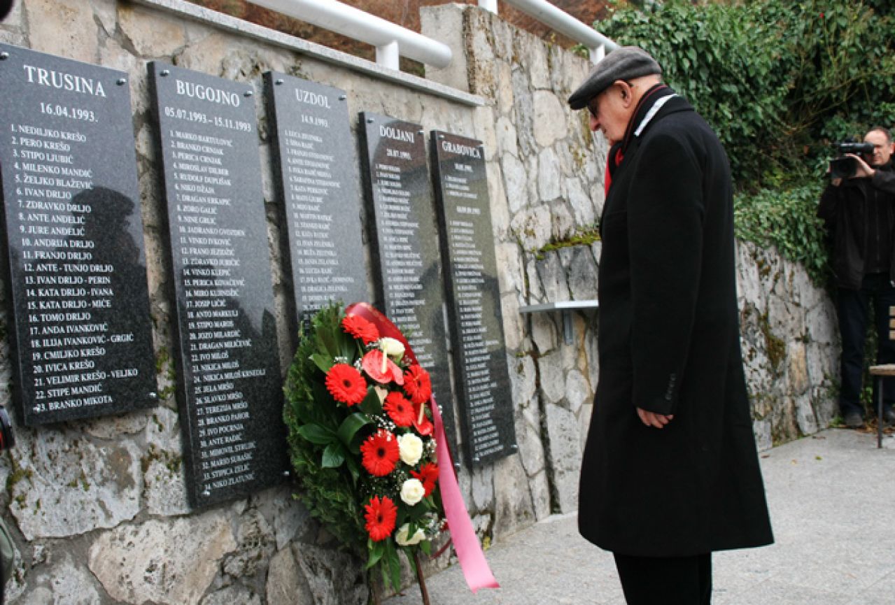 Predsjednik ICTY-a Theodor Meron odao počast žrtvama u Uzdolu