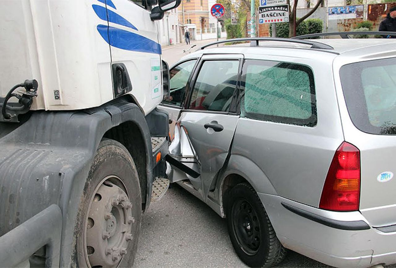 Mostar: Jedna osoba ozlijeđena u sudaru s komunalnim vozilom