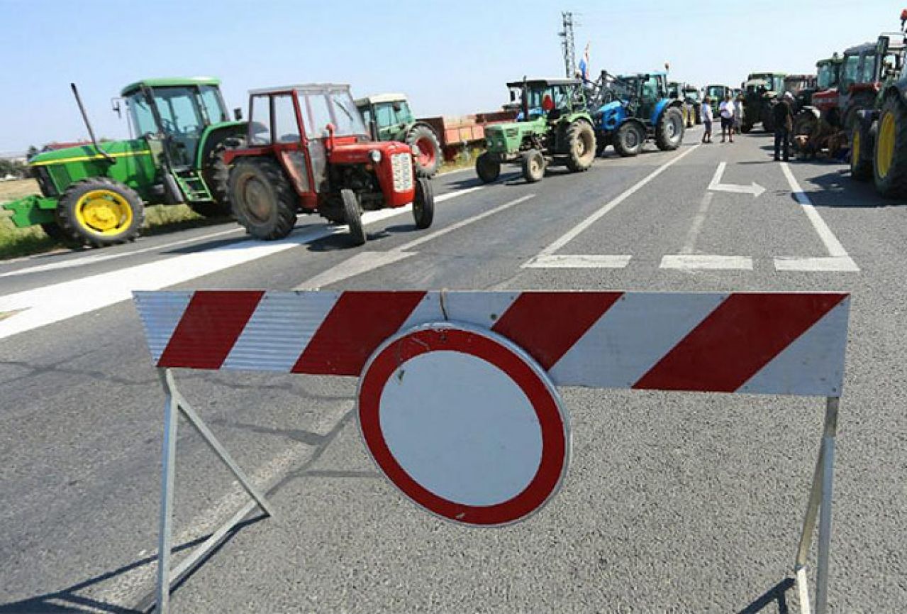 Poljoprivrednici blokirali carinski terminal u Orašju
