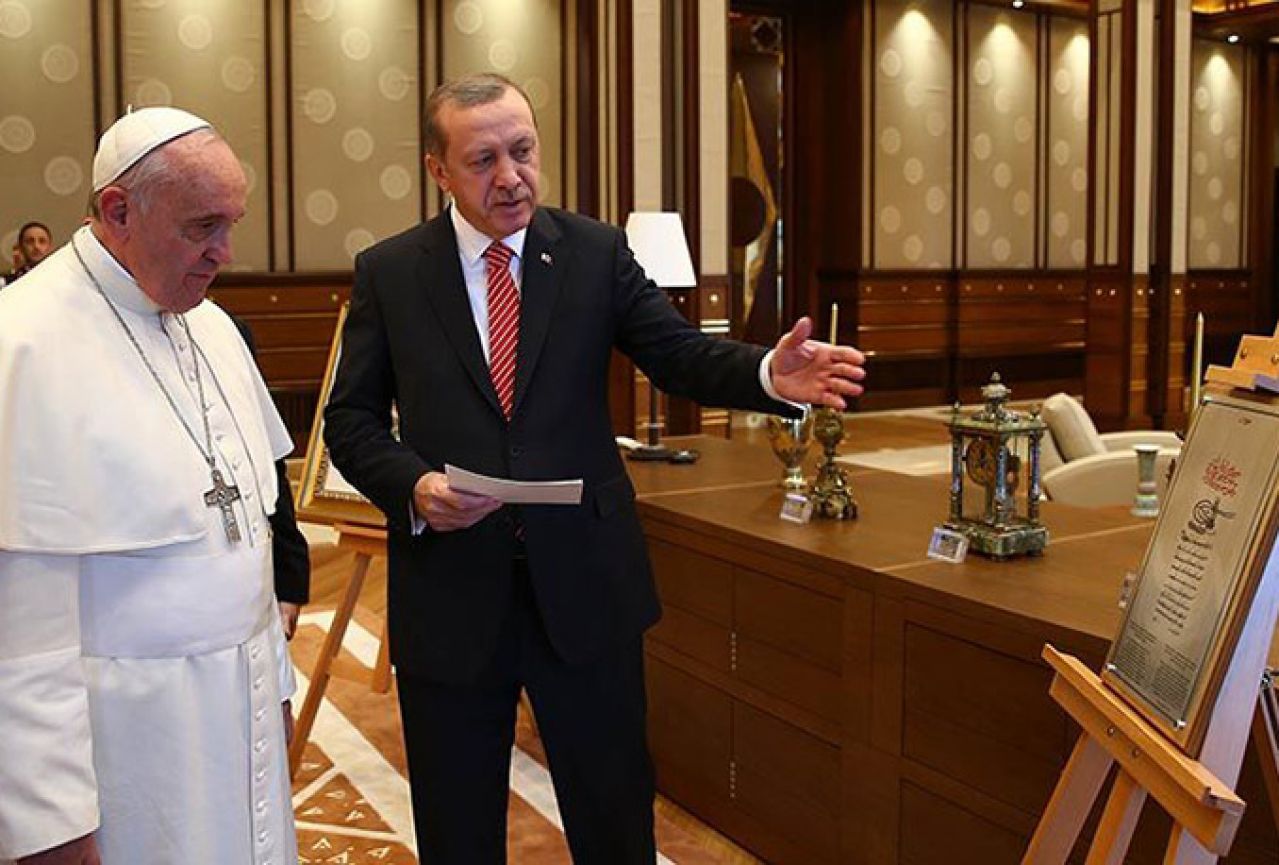 Erdogan papi Franji pokazao Ahdnamu koju je sultan Fatih 1463. uručio bosanskim franjevcima 