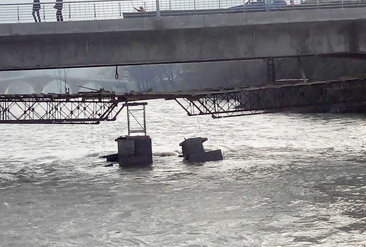 Neretva odnijela skelu, u zadnji tren spašeni bager i kamion