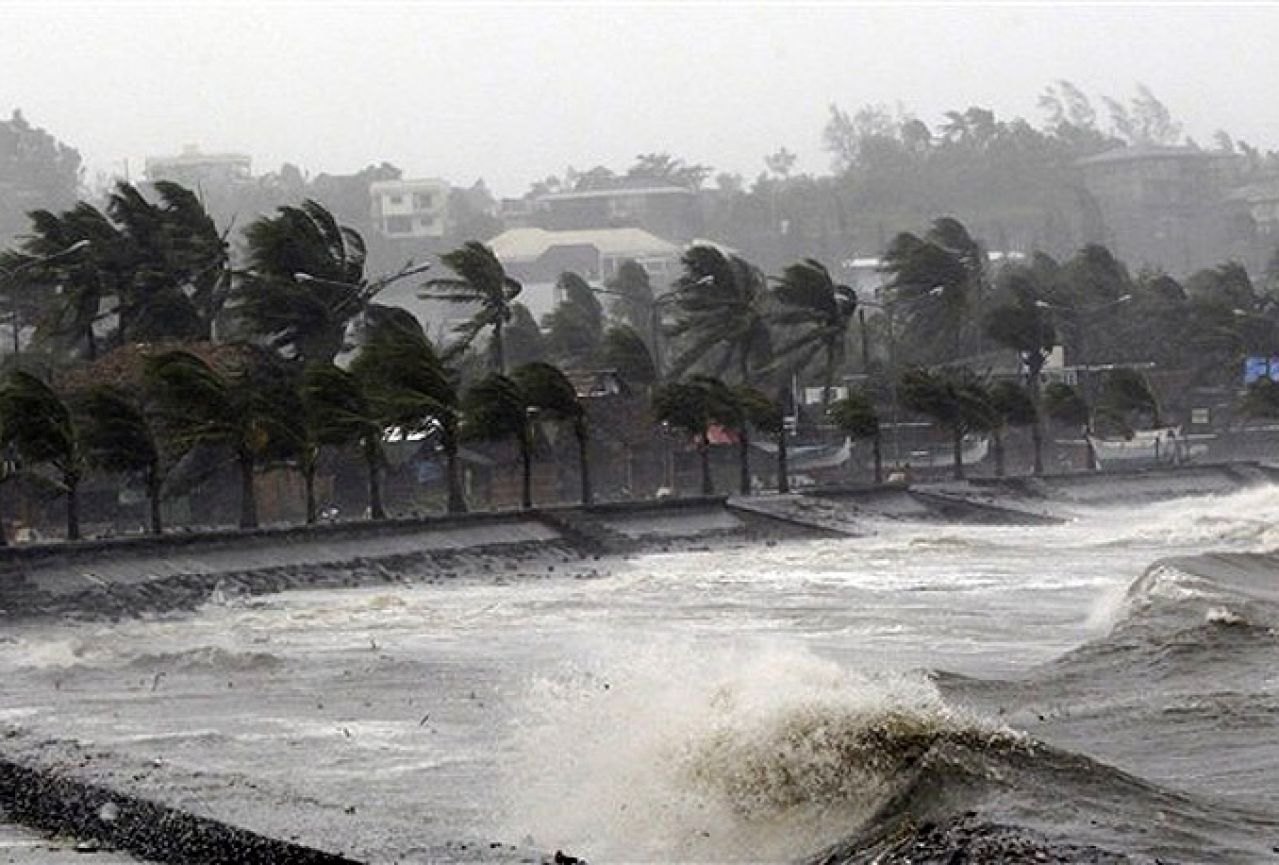 Tajfun Hagupit odnosi kuće i živote