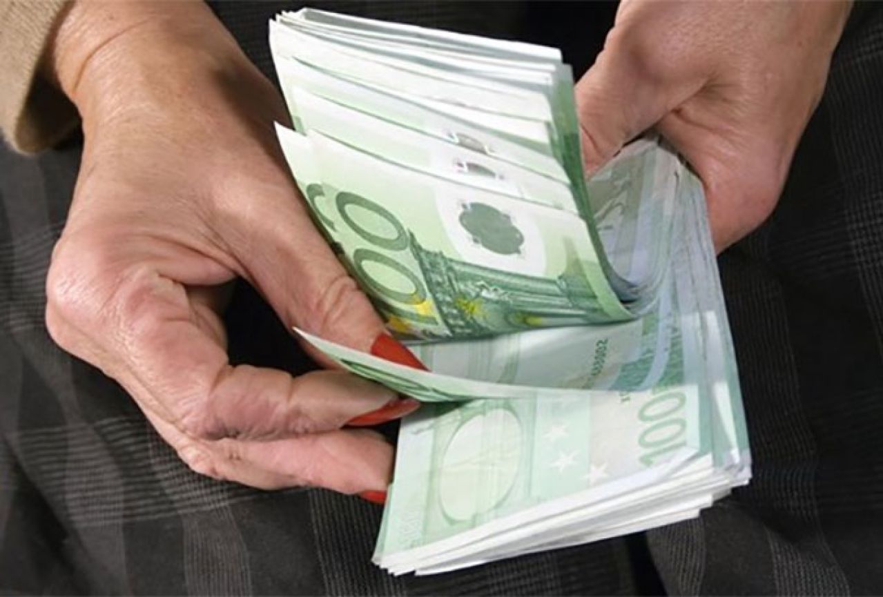 Kineskinja iz BiH pokušala iznijeti 9500 eura neprijavljenog novca