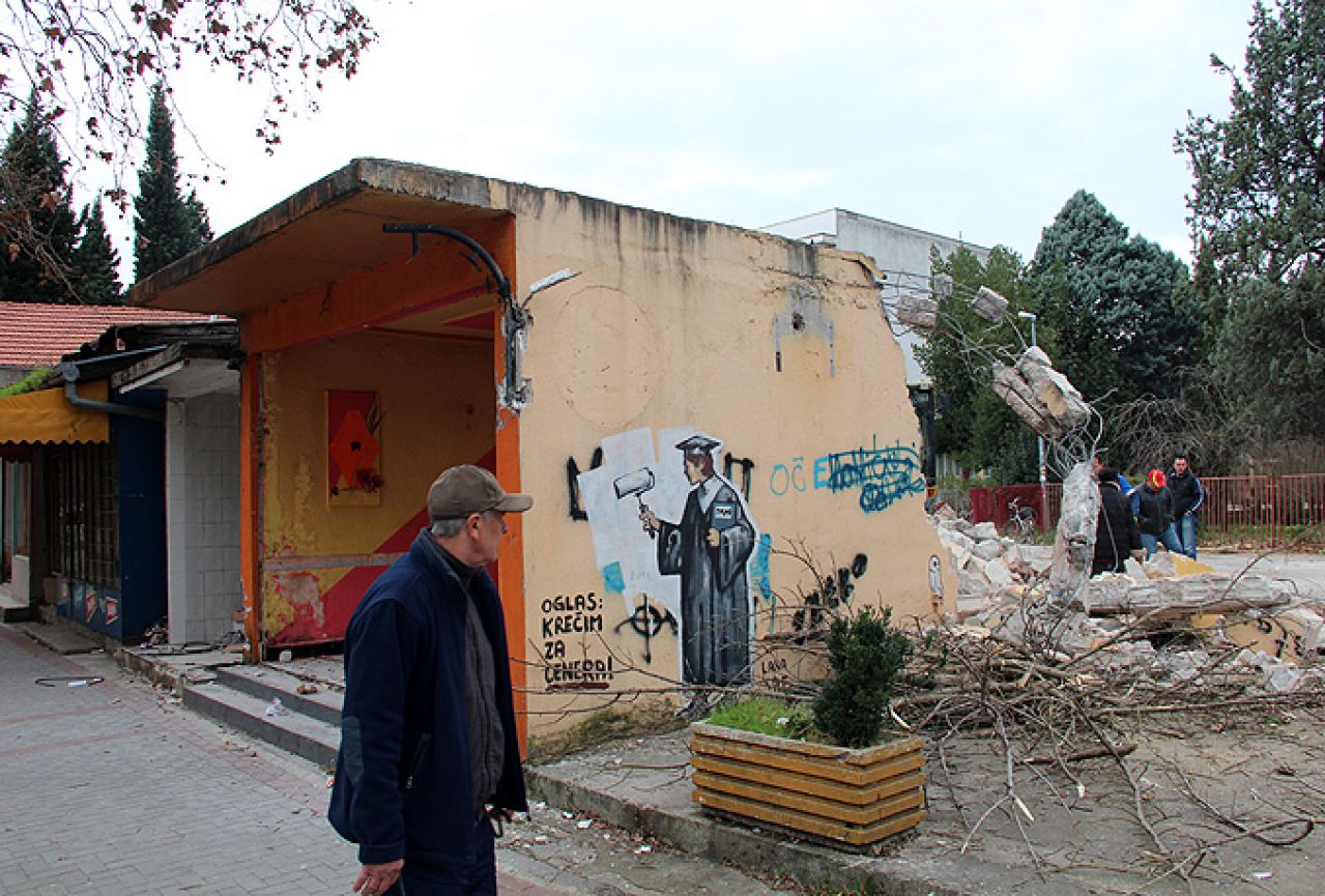 'Pao' kafić kod Mostarke: Nastavlja se rušenje bespravnih 'kućica'