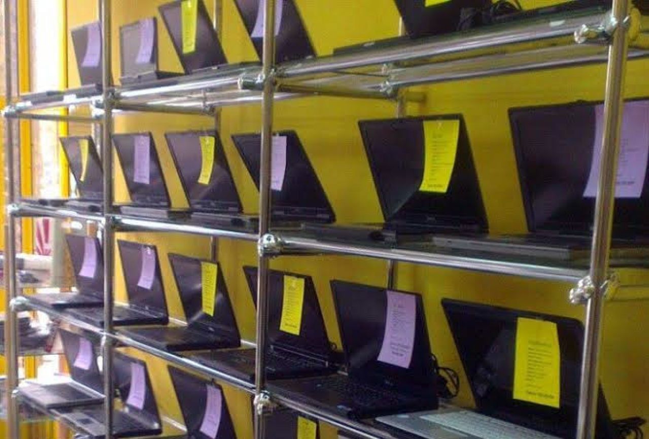 Jurčević Commerce daruje računala školarcima u Mostaru