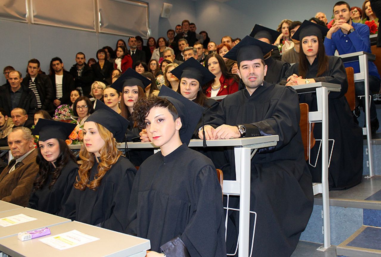 Građevinski fakultet uručio diplome za 142 diplomanata