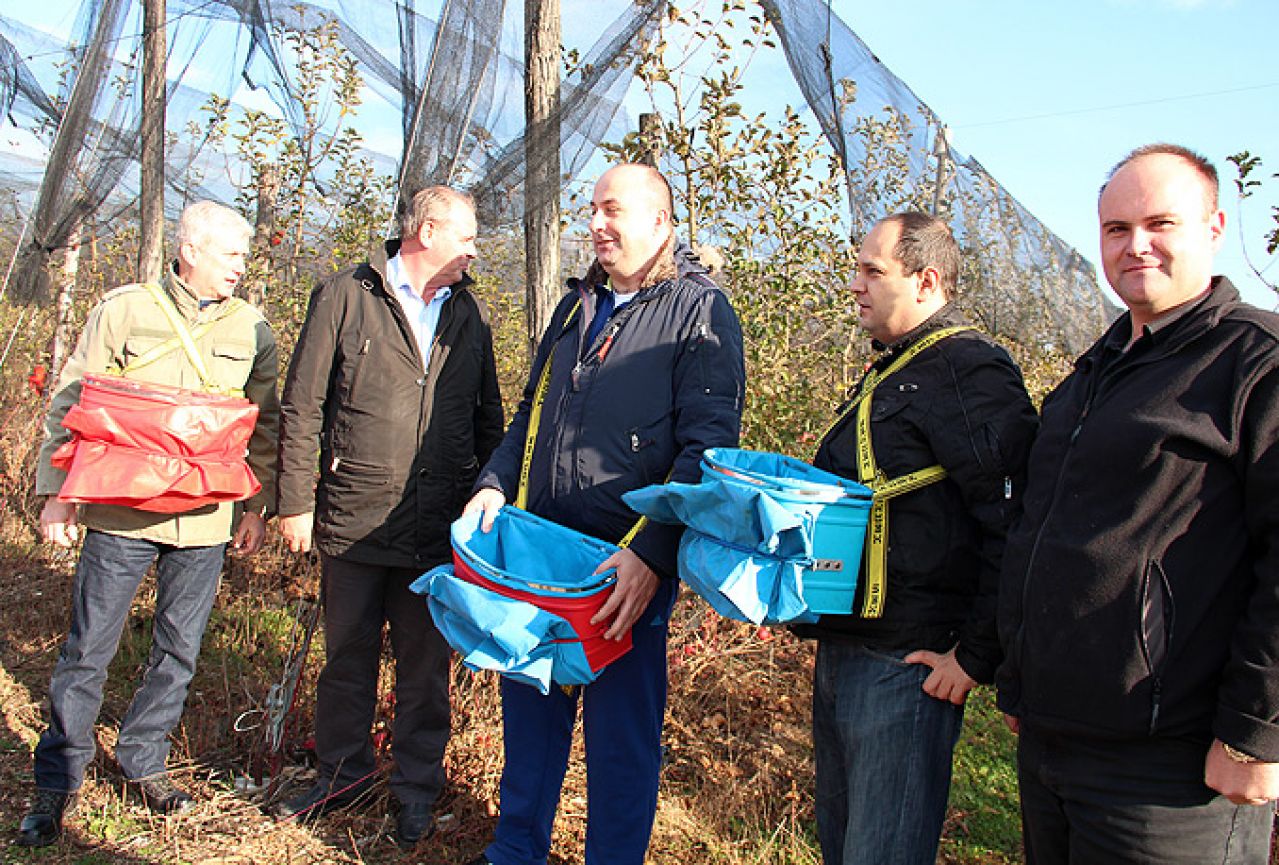 Jabuka na dar: Premijer Lasić i ministri ubrali i darovali 2,6 tona jabuka