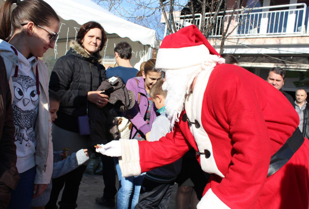 Mali Božićni Sajam donio božićni duh u Čapljinu