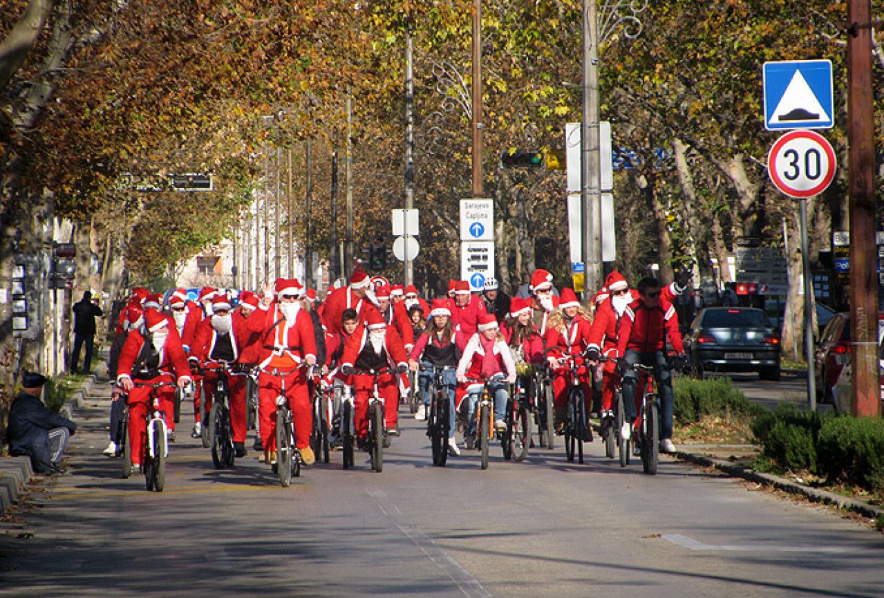 Mostarci i ove godine u društvu Djeda Božićnjaka na biciklima