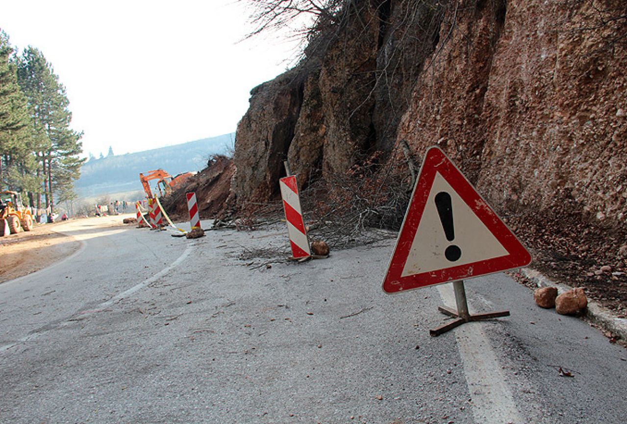 Klizište usporilo promet između Mostara i Nevesinja