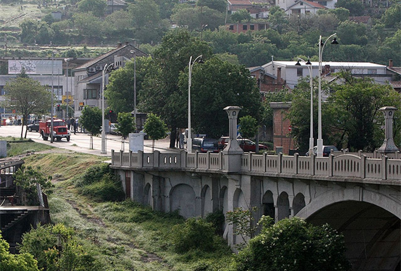 Maloljetnica pokušala samoubojstvo sa Carinskog mosta