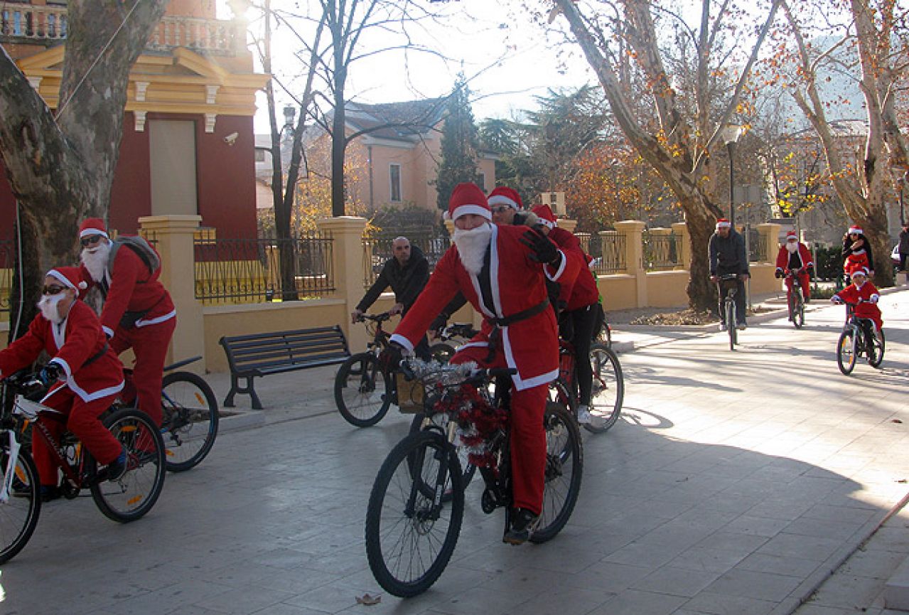 Mostar: U nedjelju Djeda Božićnjaci na biciklima i klizaljkama