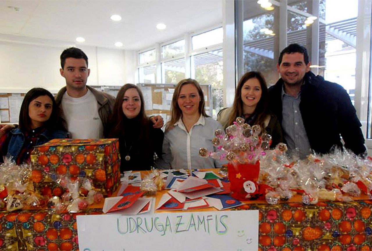 Mostarski studenti 'na putu' darivanja: Prodaja kolačića za udrugu 'Sunce'