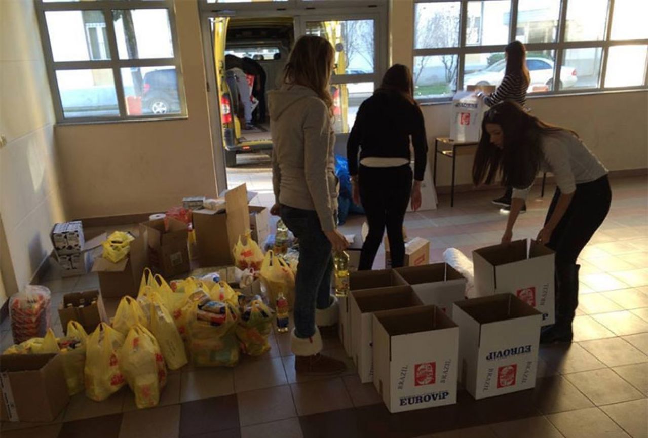 Studentski zbor s više od 1000 KM u namirnicama darovao žitelje kampa Tasovčići