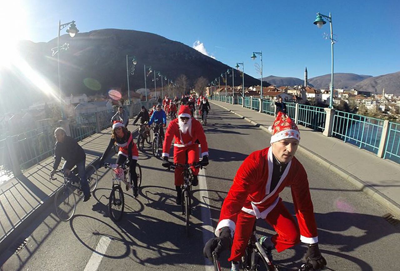 Djedovi Božićnjaci se provozali Mostarom na biciklima