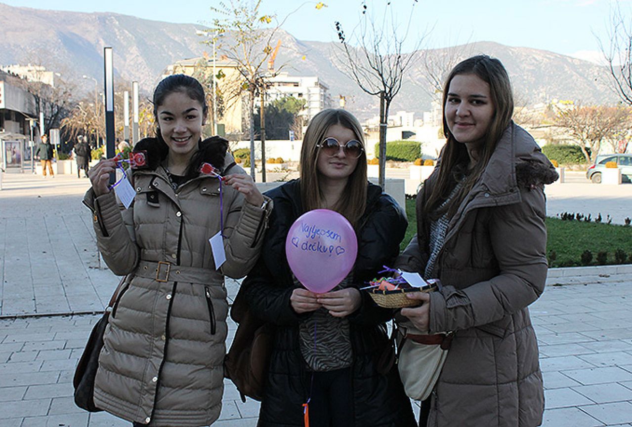 Baloni, slatkiši i motivacijske poruke razveselile Mostarce