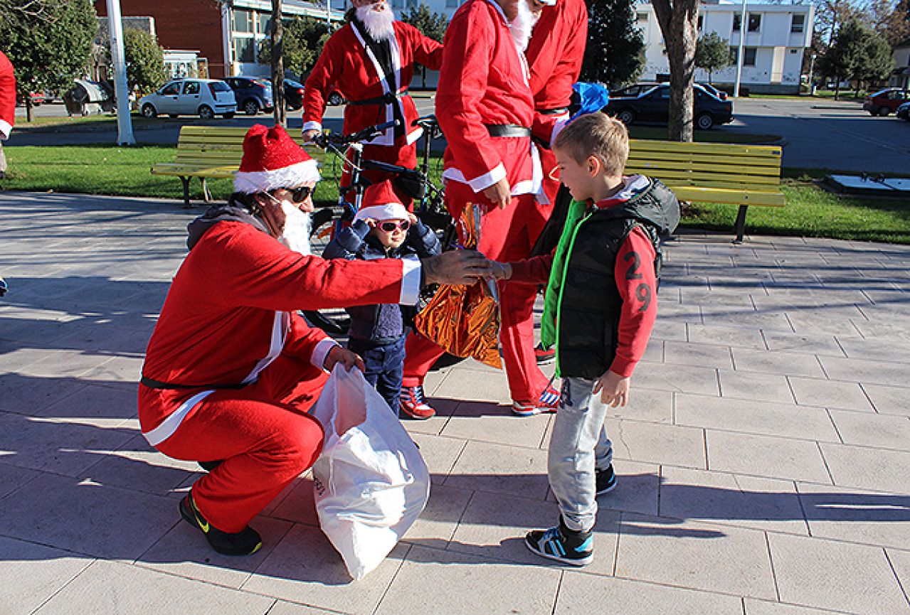 Djedovi Božićnjaci se provozali Čapljinom na biciklima i dijelili poklone