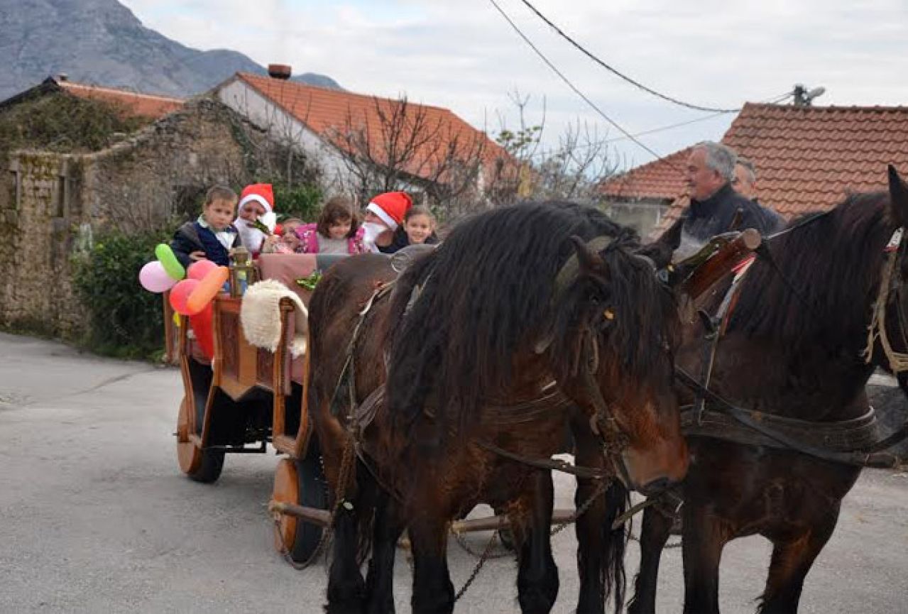 Djed Božićnjak obradovao učenike u Osnovnoj školi Ravno