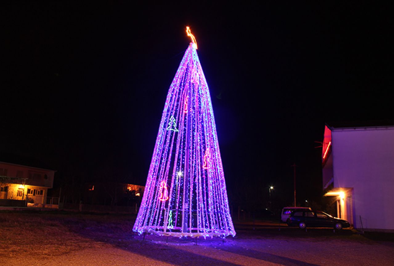 Čapljina: Mještani Struga postavili božićno drvce od 10.000 lampica
