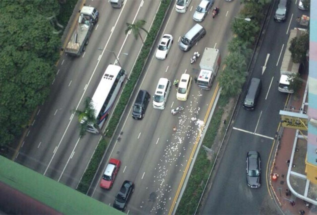 Hong Kong: Kamion rasipao novac cestom