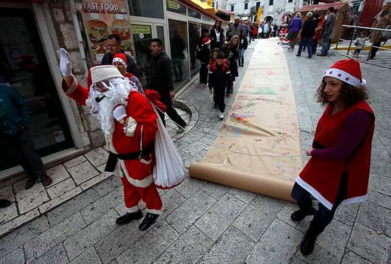 Djeca u Makarskoj izradila najdužu božićnu čestitku 
