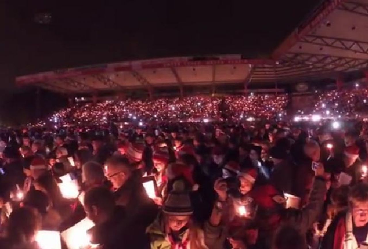 30.000 navijača 90 minuta pjevalo božićne pjesme