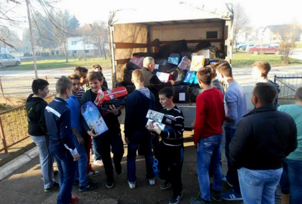 Realiziran projekt škola-školi: Mostarski učenici darivali učenike u Maglaju